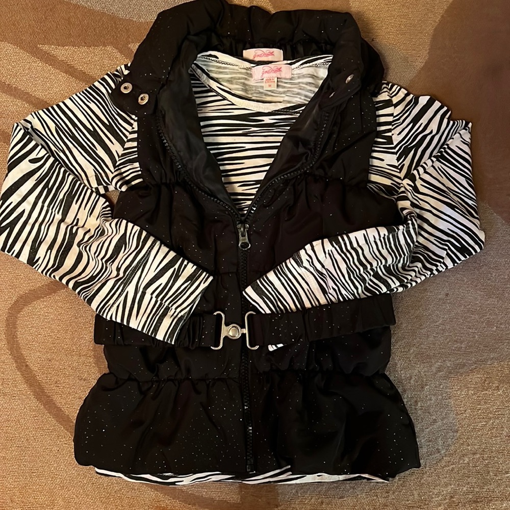 Grane Girl’s Puffer Vest, full zip, clasp belt, zebra striped long sleeve, M